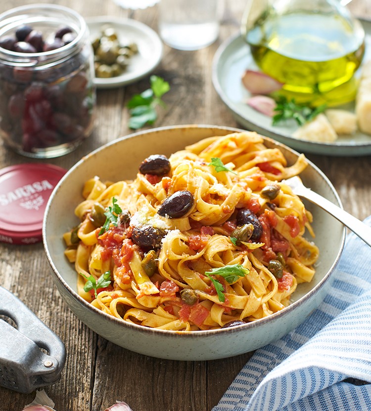 Fetuccini a la putanesca con Aceitunas Negras y Alcaparras Sarasa. - Sarasa